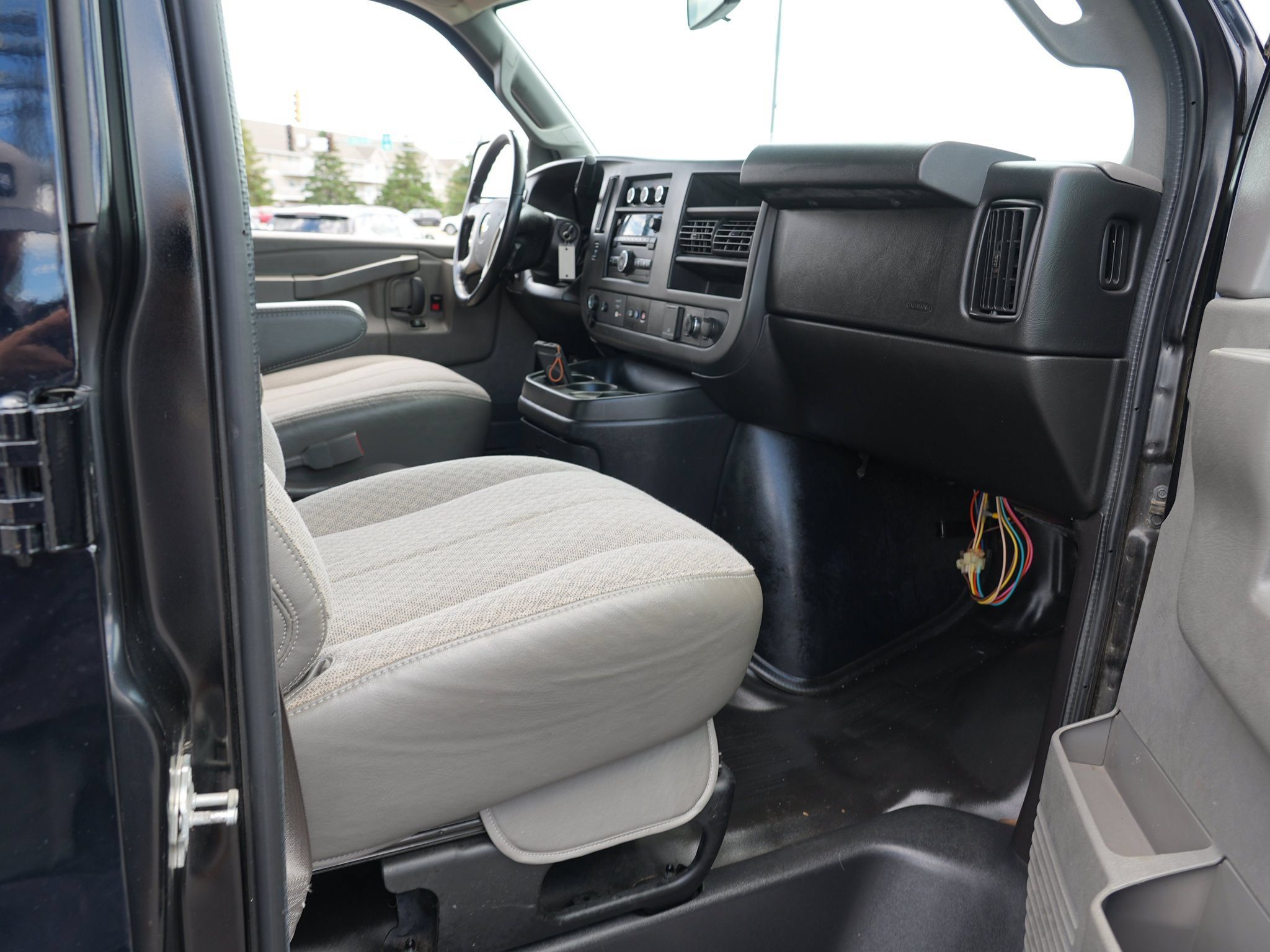 Used 2016 Chevrolet Express 3500 Extended RWD image 21