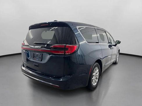 Used 2023 Chrysler Pacifica Touring-L FWD image 10