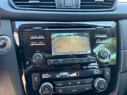 Used 2017 Nissan Rogue SV AWD/4WD image 11