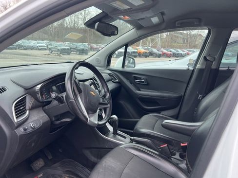 Used 2018 Chevrolet Trax LT w/ LT Convenience Package image 6