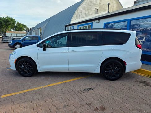 Used 2023 Chrysler Pacifica Limited w/ Uconnect Theater Family Group AWD/4WD image 9