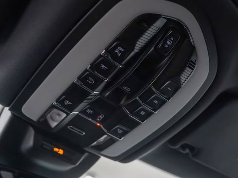 Used 2025 Porsche Macan image 28