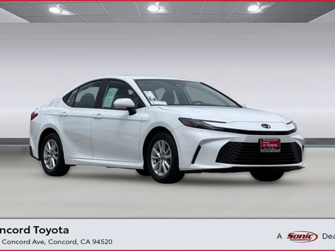 Used 2025 Toyota Camry LE w/ Convenience Package FWD image 1