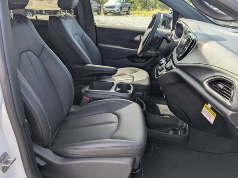 New 2026 Chrysler Pacifica Select image 6