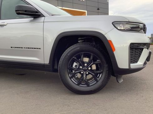 New 2026 Jeep Grand Cherokee Altitude image 3
