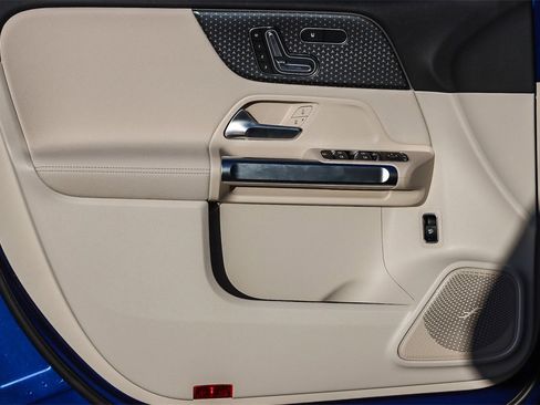 Used 2024 Mercedes-Benz EQB 300 4MATIC image 20