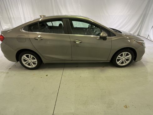 Used 2018 Chevrolet Cruze LT image 12