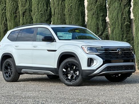 New 2026 Volkswagen Atlas Peak Edition AWD/4WD image 2