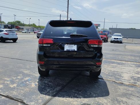 Used 2018 Jeep Grand Cherokee Altitude AWD/4WD image 9