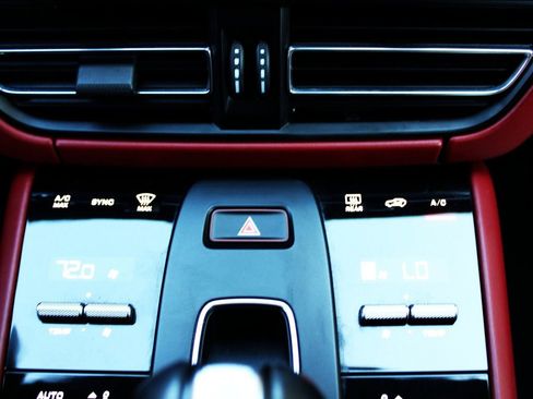 Used 2024 Porsche Macan Premium image 28