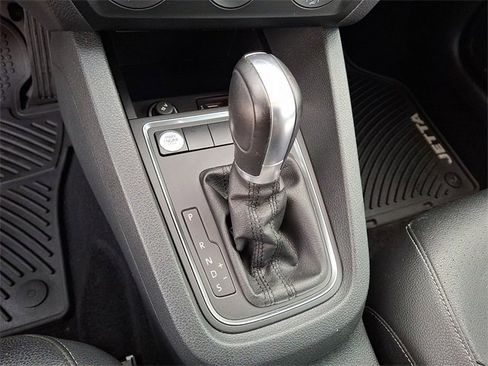 Used 2018 Volkswagen Jetta SE image 12