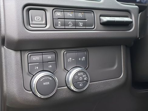 Used 2024 GMC Yukon XL AT4 w/ AT4 Premium Package AWD/4WD image 23