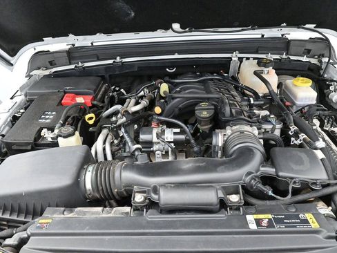 Used 2022 Jeep Wrangler Unlimited Sahara AWD/4WD image 36