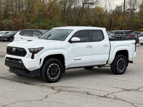 Used 2024 Toyota Tacoma TRD Sport w/ TRD Sport Upgrade Package image 9