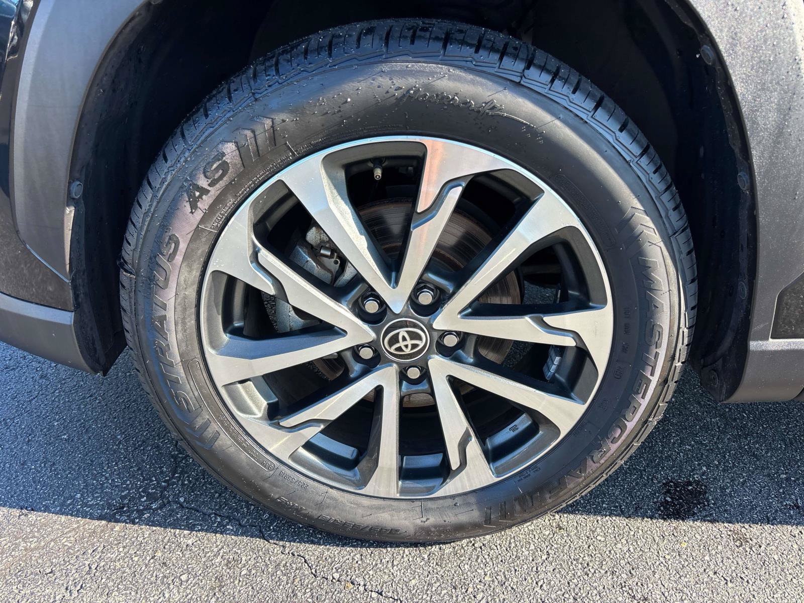 Used 2022 Toyota Corolla Cross XLE AWD/4WD image 8