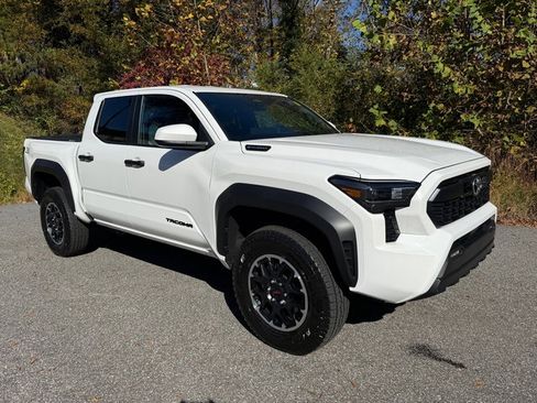 Used 2024 Toyota Tacoma TRD Off-Road image 4