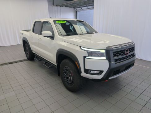 Used 2025 Nissan Frontier PRO-4X AWD/4WD image 3