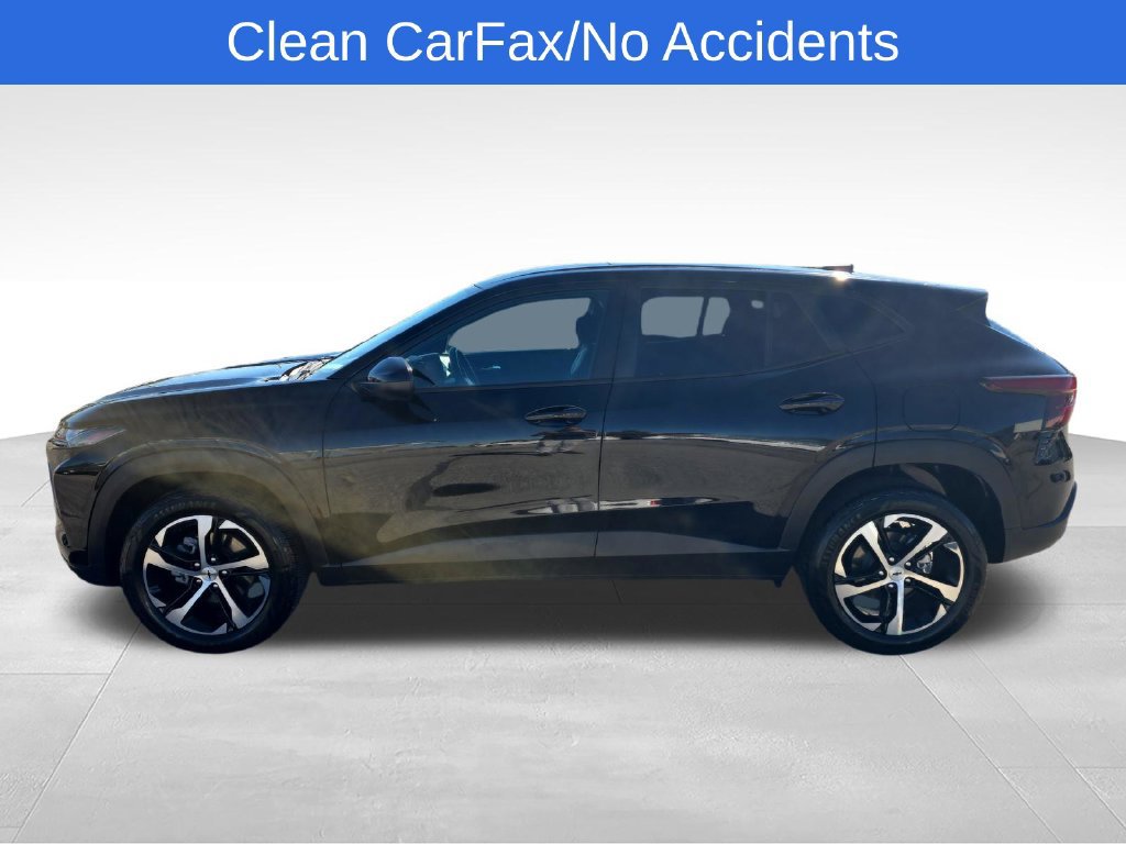 Used 2026 Chevrolet Trax RS FWD image 2