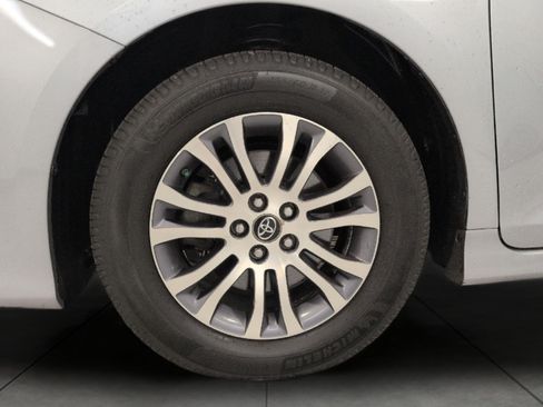 Used 2018 Toyota Sienna XLE w/ XLE Navigation Package FWD image 4