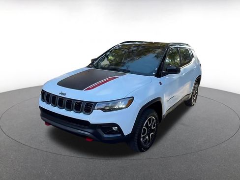 Used 2025 Jeep Compass Trailhawk image 4