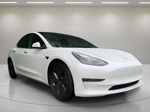 Used 2023 Tesla Model 3 Standard Range RWD image 4