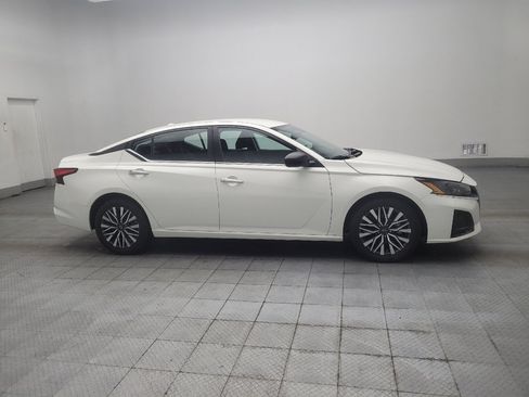 Used 2025 Nissan Altima 2.5 SV FWD image 11