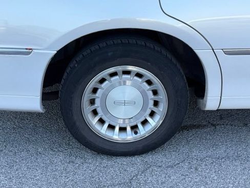 Used 2002 Lincoln Town Car Executive RWD image 7