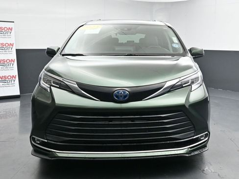 Used 2023 Toyota Sienna XLE image 3
