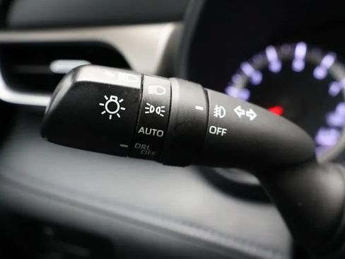 Used 2022 Toyota Highlander LE AWD/4WD image 25