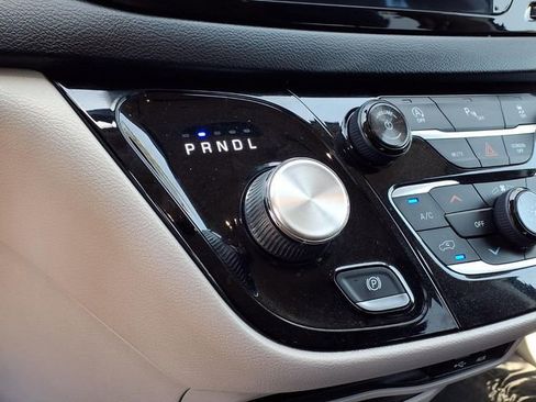 Used 2018 Chrysler Pacifica Touring-L Plus FWD image 17