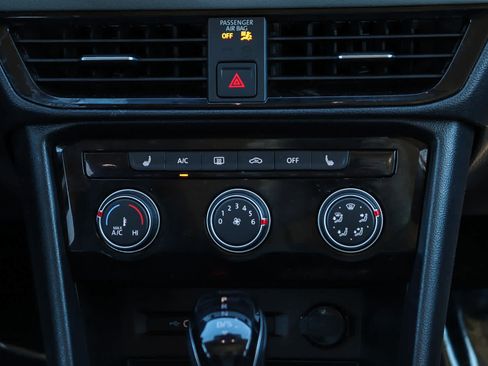 Used 2023 Volkswagen Taos SE w/ Panoramic Sunroof Package image 14