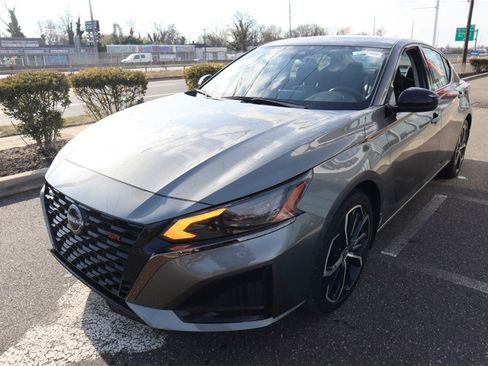 Certified 2025 Nissan Altima 2.5 SR image 9