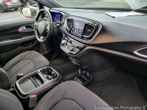 Used 2018 Chrysler Pacifica Touring Plus image 35