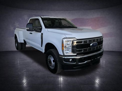 Used 2023 Ford F350 XLT w/ Snow Plow Prep Package image 4