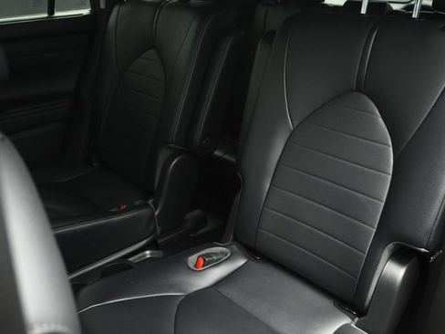Used 2021 Toyota Highlander XLE AWD/4WD image 54