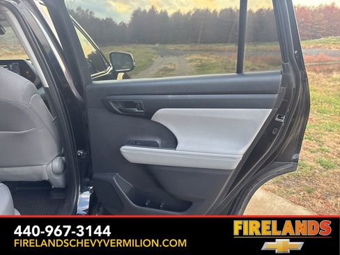 Used 2023 Toyota Highlander L image 31
