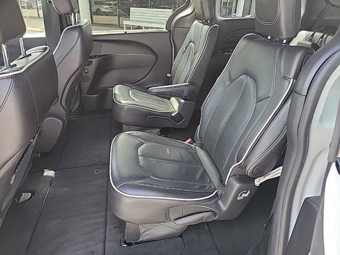 Used 2025 Chrysler Pacifica Limited image 12