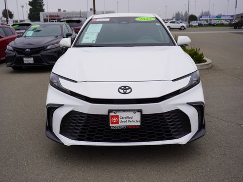 Used 2025 Toyota Camry SE image 6