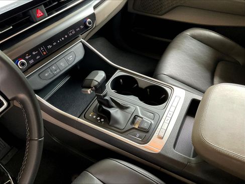 Used 2025 Kia Carnival FWD image 17