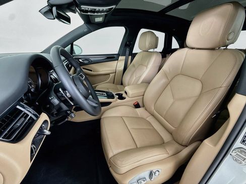 Certified 2025 Porsche Macan AWD/4WD image 5
