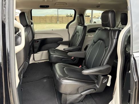Used 2024 Chrysler Pacifica Touring-L FWD image 27