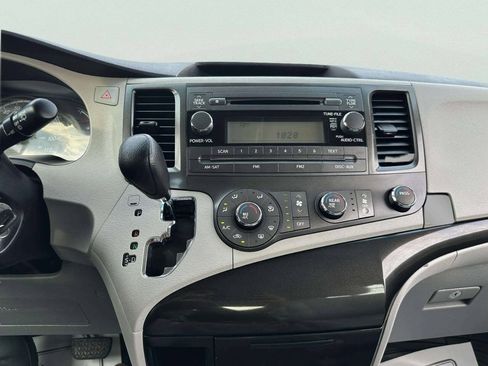 Used 2014 Toyota Sienna L FWD image 27