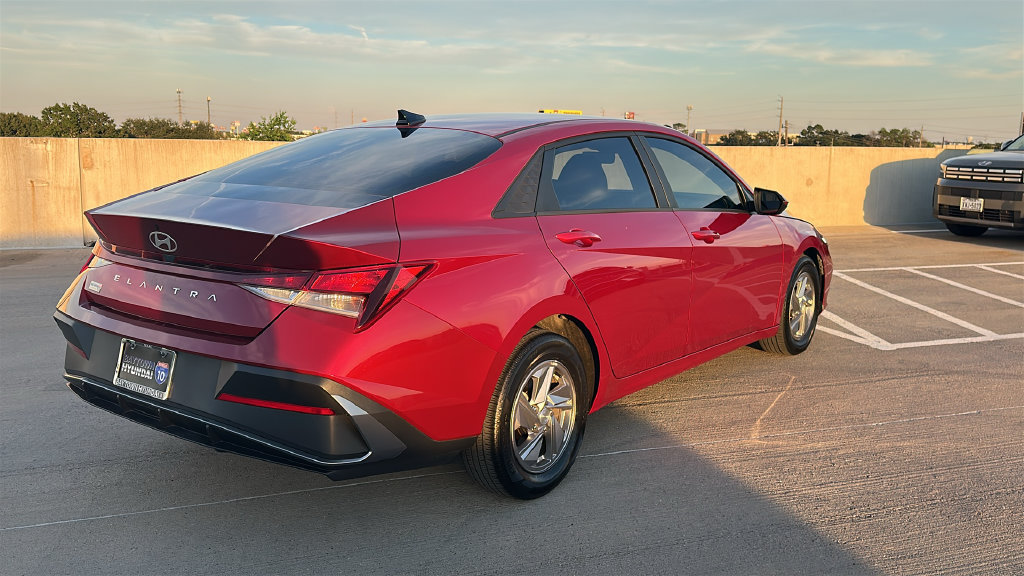 Used 2024 Hyundai Elantra SE FWD image 12