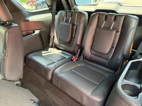 Used 2019 Ford Explorer XLT w/ Equipment Group 202A AWD/4WD image 13