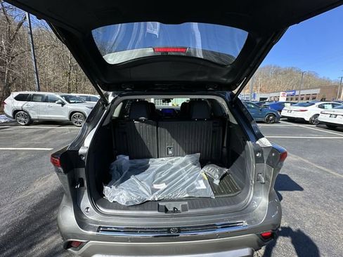 New 2026 Toyota Highlander Platinum image 23