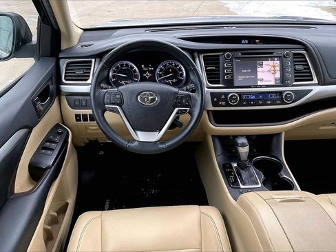 Used 2019 Toyota Highlander XLE image 5
