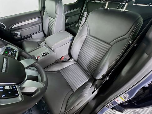 Used 2025 Land Rover Discovery Dynamic SE image 22