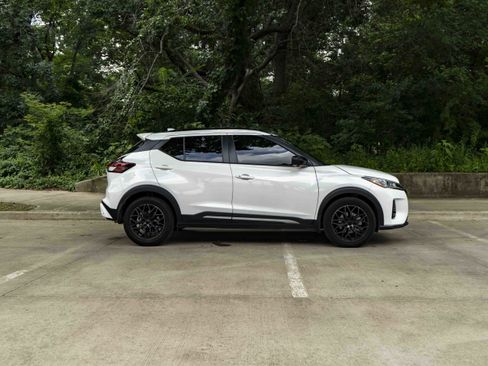 Used 2023 Nissan Kicks SR w/ SR Premium Package FWD image 10