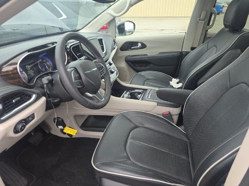 Used 2024 Chrysler Pacifica Limited w/ Trailer Tow Group AWD/4WD image 5