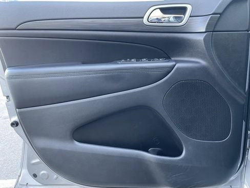 Used 2021 Jeep Grand Cherokee Laredo X image 9